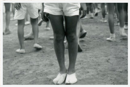 足袋型シューズを履く少年